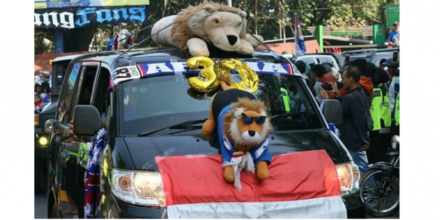 GALERI FOTO - Kemeriahan Napak Tilas Aremania di HUT Arema ke-30