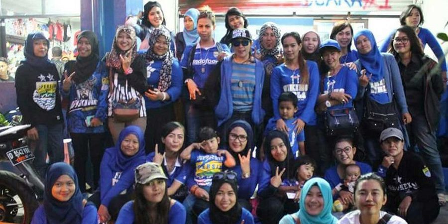 Bulan Ramadhan, Viking Girl Tetap Semangat ke Stadion 