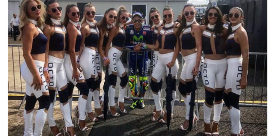 Valentino Rossi Dikerubuti Paddock Girls, Tiba-tiba Bendera Indonesia Dibicarakan