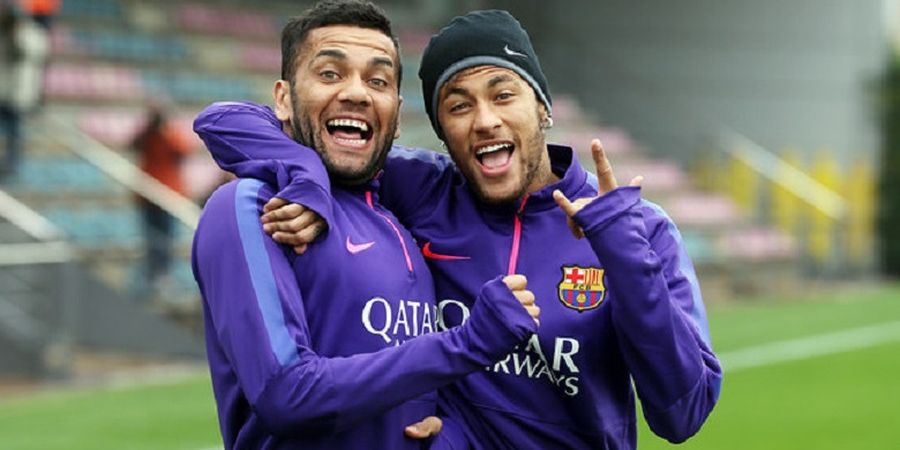 Tak Terima Dituduh Bersekongkol dengan Neymar, Dani Alves Kirim Serangan Balik ke Diego Forlan!