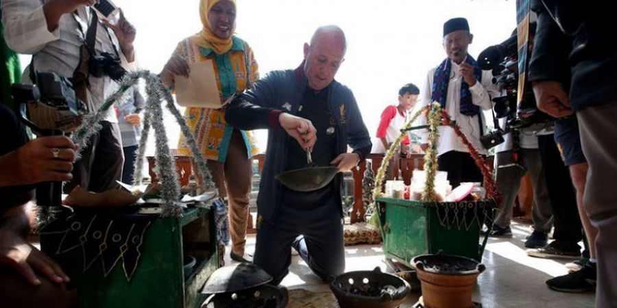 Enak! Ucap Legenda Liverpool saat Mencicipi Kerak Telor Buatannya Sendiri