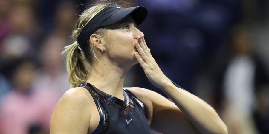 Sambut Tahun Baru di China, Maria Sharapova Lakukan Selfie dan Beri Kecupan Manis untuk Penggemar