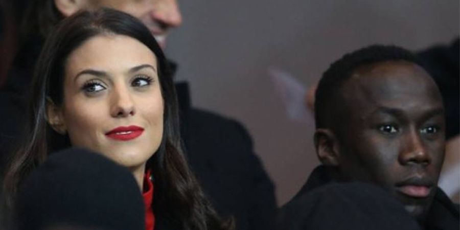 7 Foto Seksi WAGs Bacary Sagna dalam Balutan Busana Serba Hitam