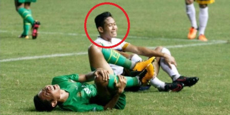 Terkapar di Lapangan, Netizen Justru Salah Fokus sama Pemain Lawan di Sebelah Evan Dimas