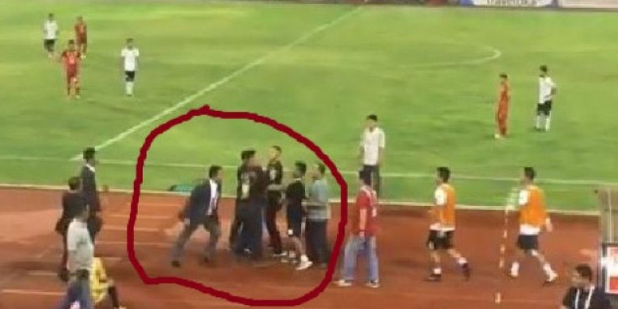 VIDEO - Terjadi Kerusuhan di Pinggir Lapangan saat Persis Solo vs Cilegon United, Tapi Bukan Pemain!