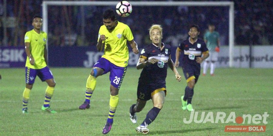 Layaknya Laga ICC 2017, Ini Gol Bunuh Diri Pemain Liga 1 di Lamongan