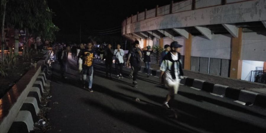 Bobotoh Antar Persib Bandung Tinggalkan Stadion Moch Soebroto