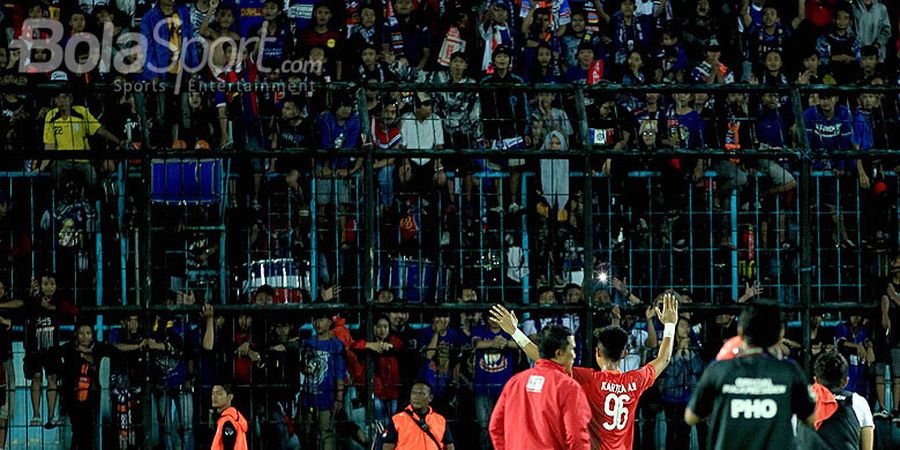 GALERI FOTO - Kurniawan Kartika Ajie Curi Perhatian Aremania