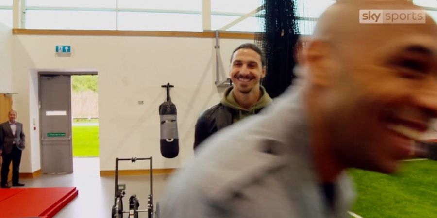 VIDEO - Wajahnya Tak Ada di Mural Legenda Manchester United, Henry Ngakak Dengar Jawaban Ibrahimovic