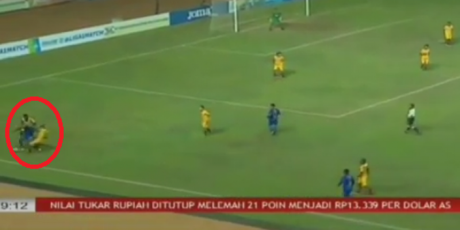 VIDEO - Tendang Pemain Persib, Layakkah Marckho Sandi Hanya Dapat Kartu Kuning?