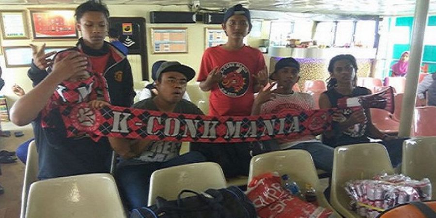 GALERI FOTO - Suporter Madura United, Arungi Lautan Kawal Sang Idola