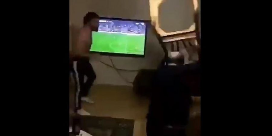 VIDEO - Sampai Banting Kursi, Fan Galatasaray Sekeluarga Mengamuk Pemainnya Gagal Cetak Gol