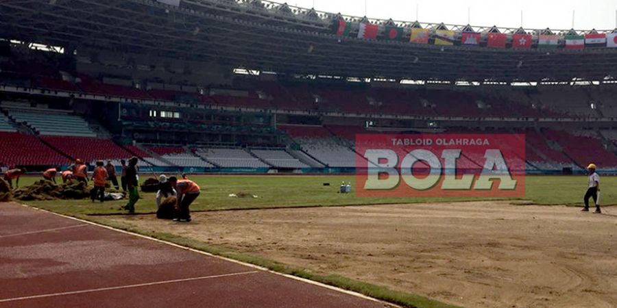 Pemain Timnas Thailand Tertawakan Kondisi Rumput SUGBK