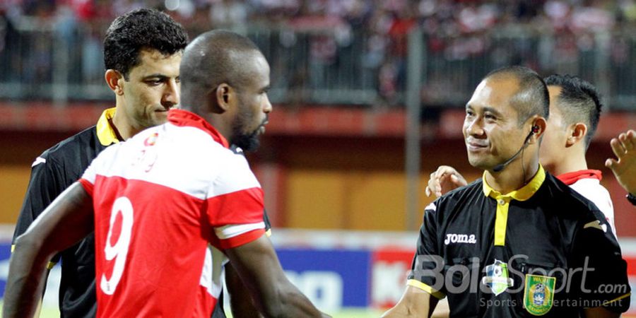 Bukan Thoriq Alkatiri, Ini Wasit yang Paling Banyak Keluarkan Kartu di Liga 1