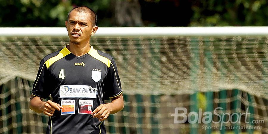 Bek Tangguh Persipura Ini Raih Gelar Sarjana