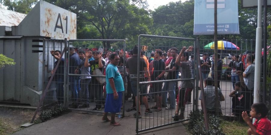 Ticket Box Belum Dibuka, Suporter Sudah Antre di Loket A1 Stadion Manahan Solo