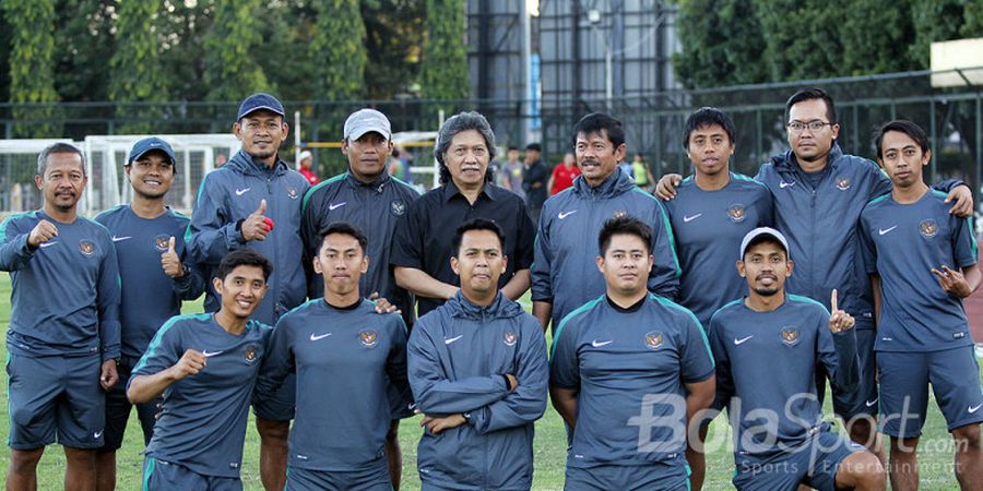 Cak Nun Kunjungi Timnas U-19, Semua Antre Salaman