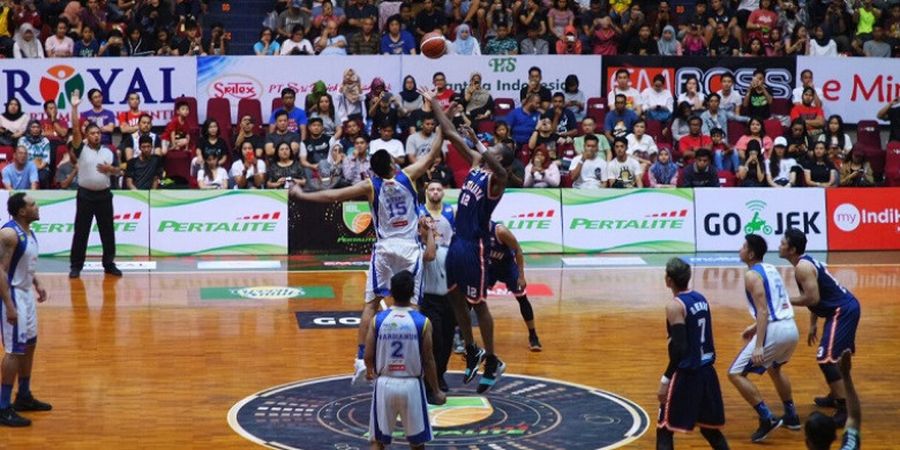 Penggemar CLS Knights Ini Dapatkan Hadiah Spesial pada Laga Satria Muda Vs Pelita Jaya