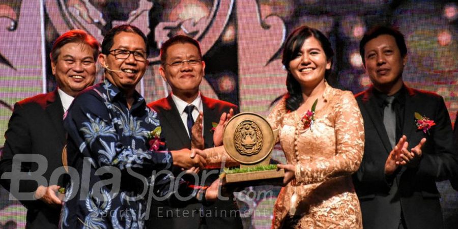 GALERI FOTO - Kemegahan Acara AFF Award 2017, dari Batik Stefano Lilipaly Hingga Kecantikan Ratu Tisha Destria