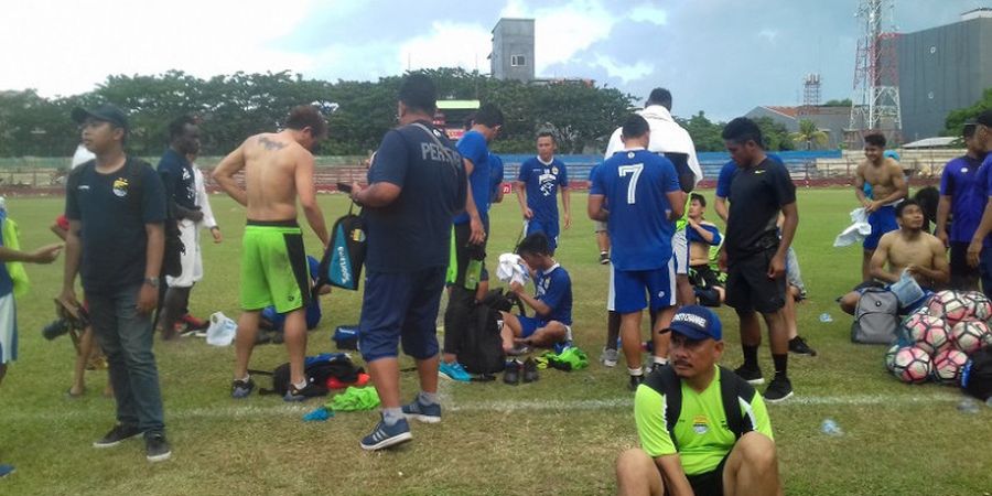 Waduh, Skuat Persib Bandung Terkurung di Stadion Mattoangin, Ada Apa?