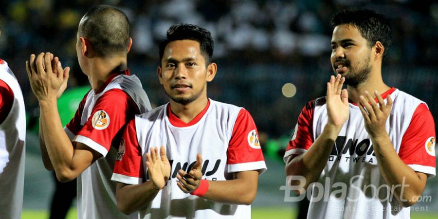 Banyak Bintang Legendaris Hadir, Suporter Persela Serbu Lapangan Usai Pertandingan