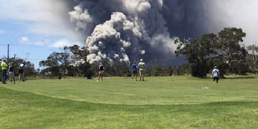 Pegolf Ini Tetap Beraksi meski Bermain Dekat Gunung Meletus