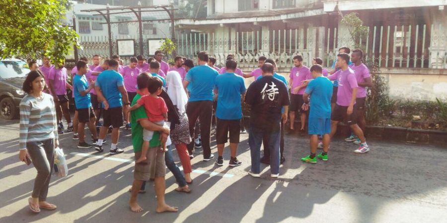 Jelang Lawan Arema FC, Skuat Sriwijaya FC Curi Perhatian di Car Free Day Solo