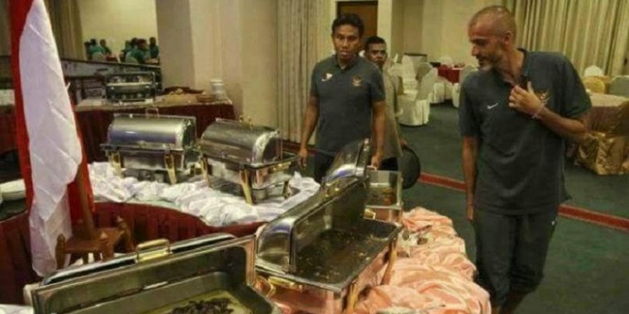 Indonesia vs Timor Leste - Kasian Bima Sakti Hanya Memandangi Tempat Makanan yang Kosong 