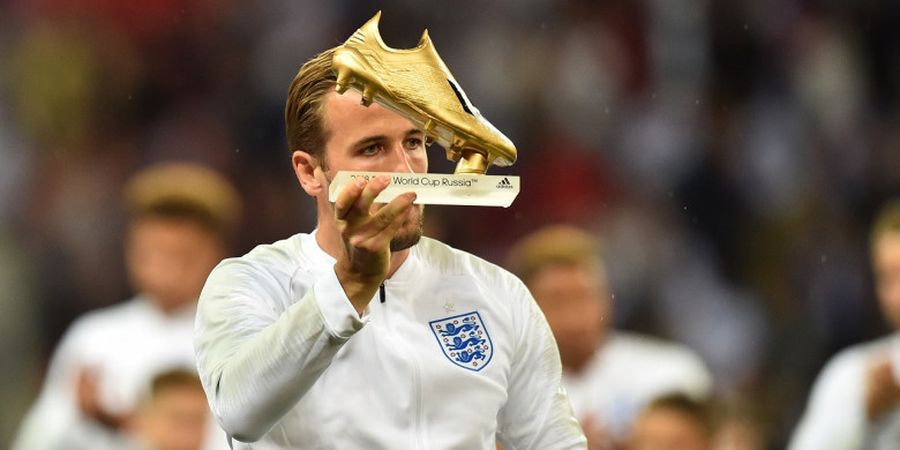 Harry Kane Pamerkan Trofi Sepatu Emas Bersama Pendukungnya yang Menderita Tumor Otak