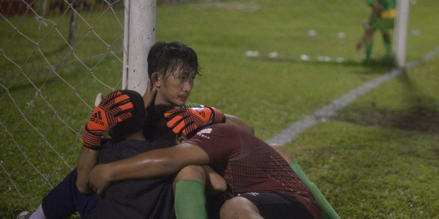 Mengharukan, Kiper PSM Makassar Peluk Dua Suporter Usai Kalah dari Bali United