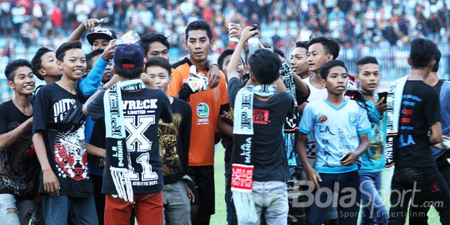 Oknum Suporter Lempar Botol ke Lapangan, Persela Didenda Rp 15 Juta