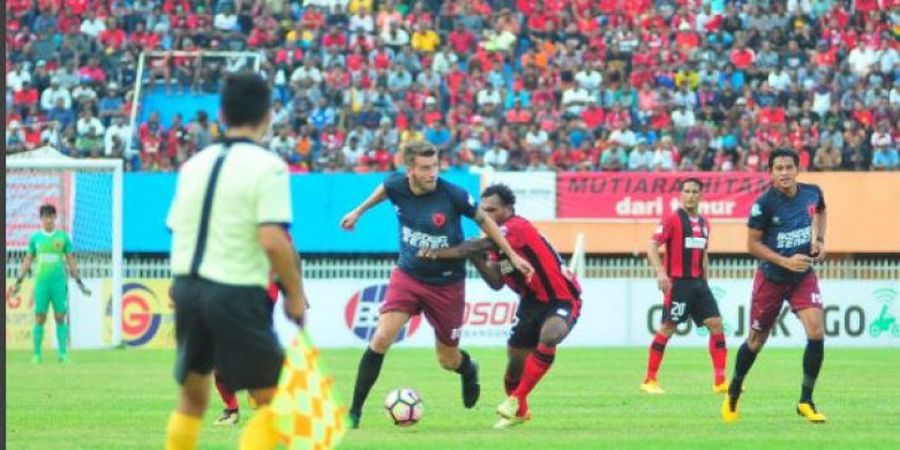 VIDEO - Skill Memukau Wiljan Pluim Kontra Persipura Jayapura Tak Ubahnya Aksi Zidane di Piala Dunia 2006