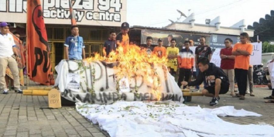 Suporter Sepak Bola di Kota Samarinda Demo dan Bakar Keranda Jenazah Bertuliskan PSSI