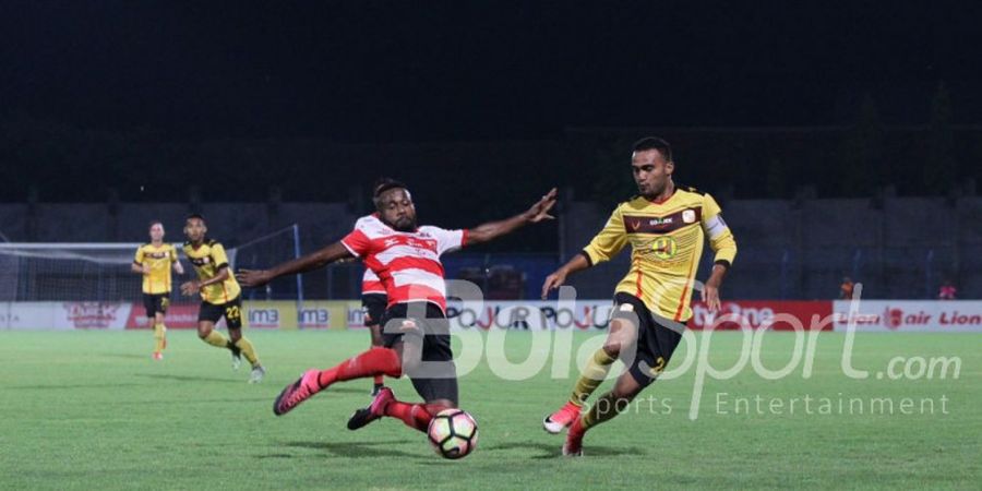 VIDEO - Tersungkur dan Nyaris Terinjak, Engelberd Sani Harus Ditandu Ke Luar Lapangan