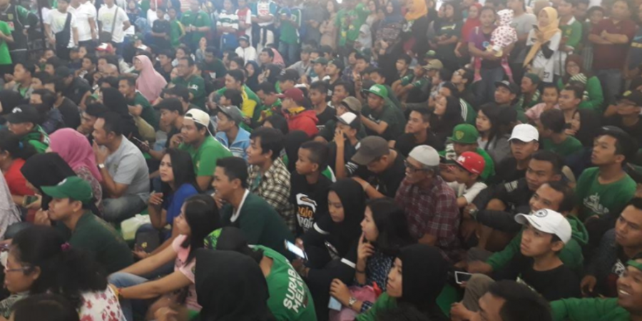 Chant Emosi Jiwaku Dinyanyikan Ratusan Bonek di Dalam Mall, Bikin Merinding!