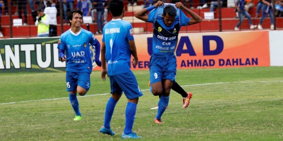 PSIM Yogyakarta Tembus Tiga Besar dengan 10 Pemain