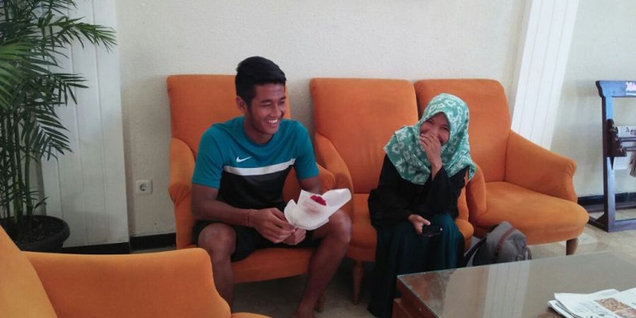 Romantis! Bek Timnas Indonesia Ini Mendapat Bunga Mawar dari Fan