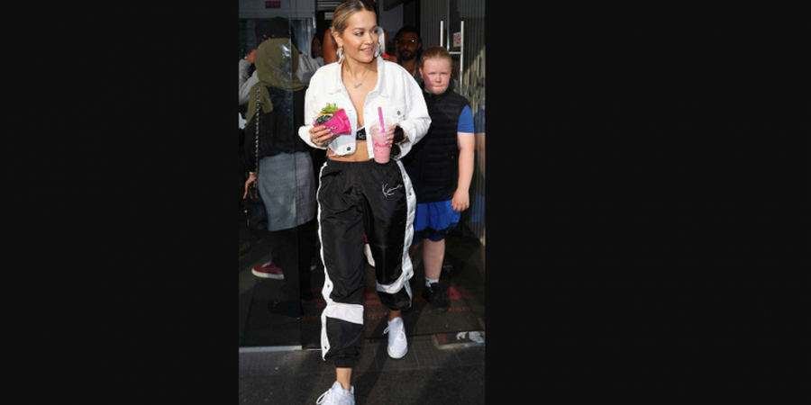 Tampil Sporty Saat Akan Makan Siang, Rita Ora Terlihat Seksi