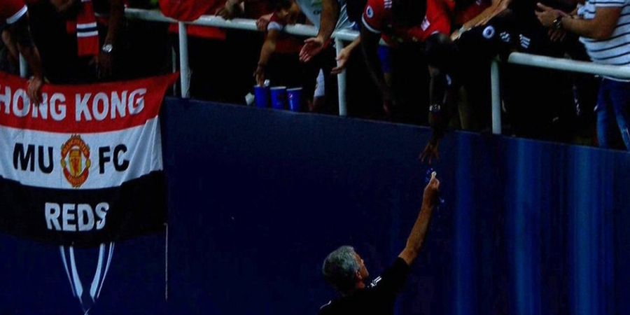 VIDEO - Jose Mourinho Berikan Medali Kekalahan di Piala Super Eropa pada Fan MU