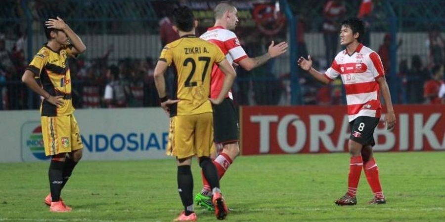 Sempat Tertunda Akibat Lampu Padam, MU Kuntit Arema Cronus