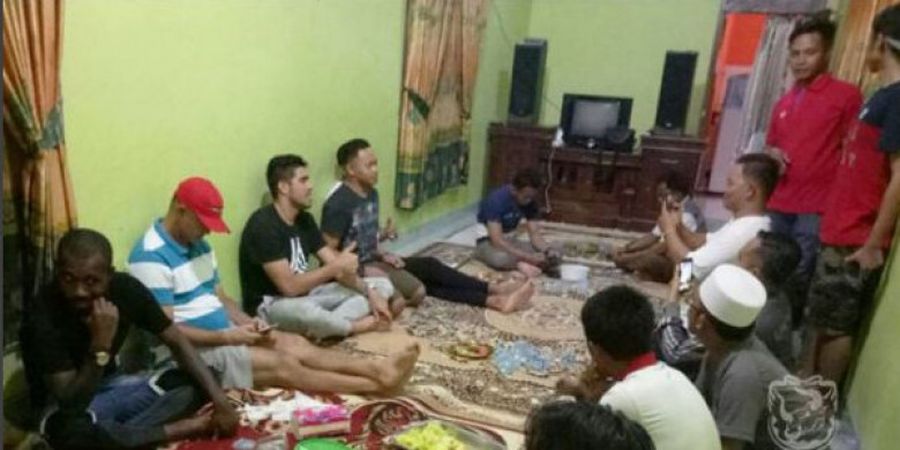 Salut! Keharmonisan Antara Pemain dan Suporter Madura United Tertuang Dalam Acara Makan Sate Bersama di Pulau Seberang