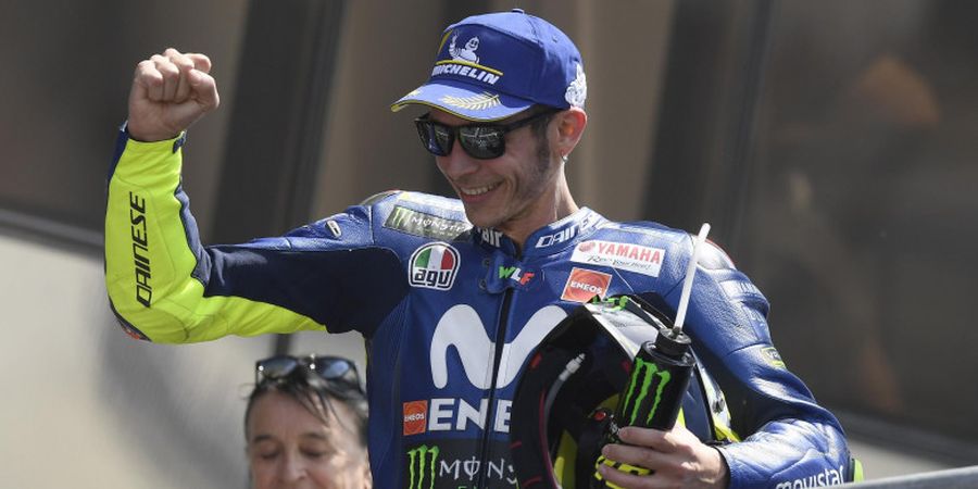 Niat Banget! Pria Ini Pakai Wearpack Valentino Rossi saat Menikah di Gereja