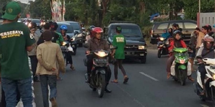 Bonek Lewong Patungan untuk Bagikan 500 Takjil Gratis 