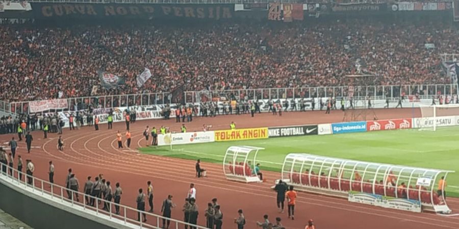 Persija Vs Mitra Kukar - Cegah Penonton ke Lapangan, Polisi Berjaga di Pembatas Tribune