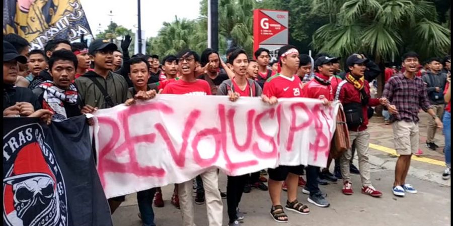 Timnas Indonesia Vs Filipina - 18 Ribu Penonton Ramaikan SUGBK, Mulai Ultras Sampai Fan Berseragam Sponsor