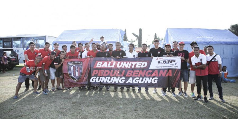 Bali United Serahkan Bantuan Aremania untuk Pengungsi Gunung Agung