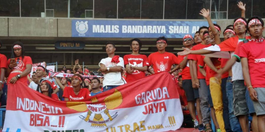 Indonesia Vs Kamboja - Salut!  Laskar Suporter Jawa Timur Saksikan Laga Indonesia vs Kamboja di Stadion Shah Alam, Malaysia