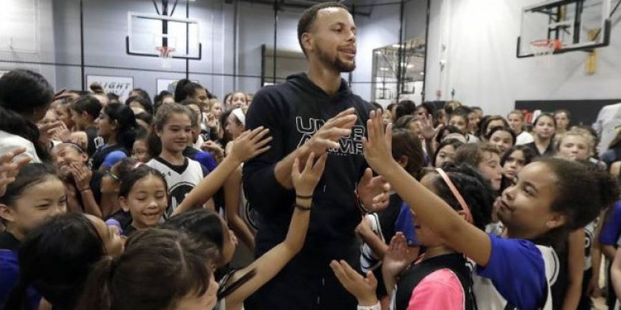 Begini Jadinya Kalau Stephen Curry Dikerubungi 200 Perempuan