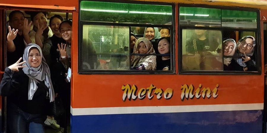 WAGS Sriwijaya FC Rela Naik Metro Mini Pulang dari SUGBK