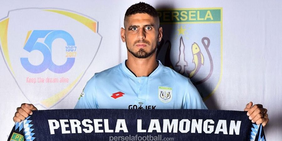 Mantan Bek Persela Pamer Kehebatan Tak Tumbang Usai Ditendang Berkali-kali, Netizen : Bruce Lee